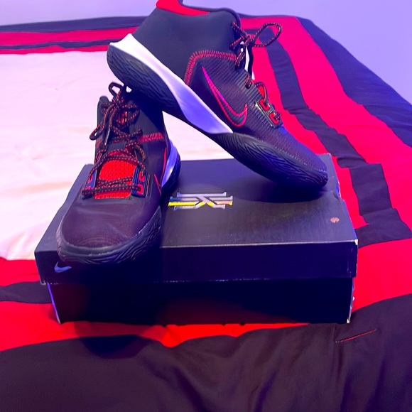 Basketball shoes - Picture 1 of 4